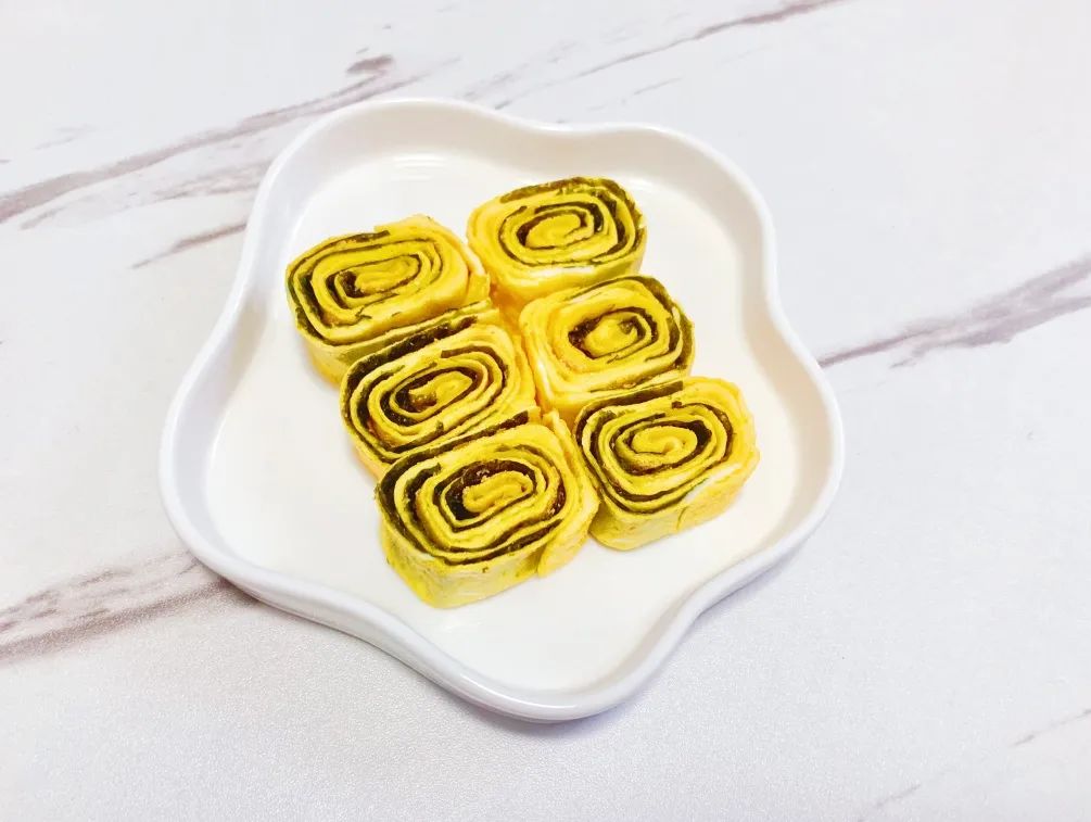 厚蛋烧是方便抓握的吃蛋类的方法之一。制作时可以混入宝宝喜欢或不喜欢的食材，增加不同的色彩和口味。