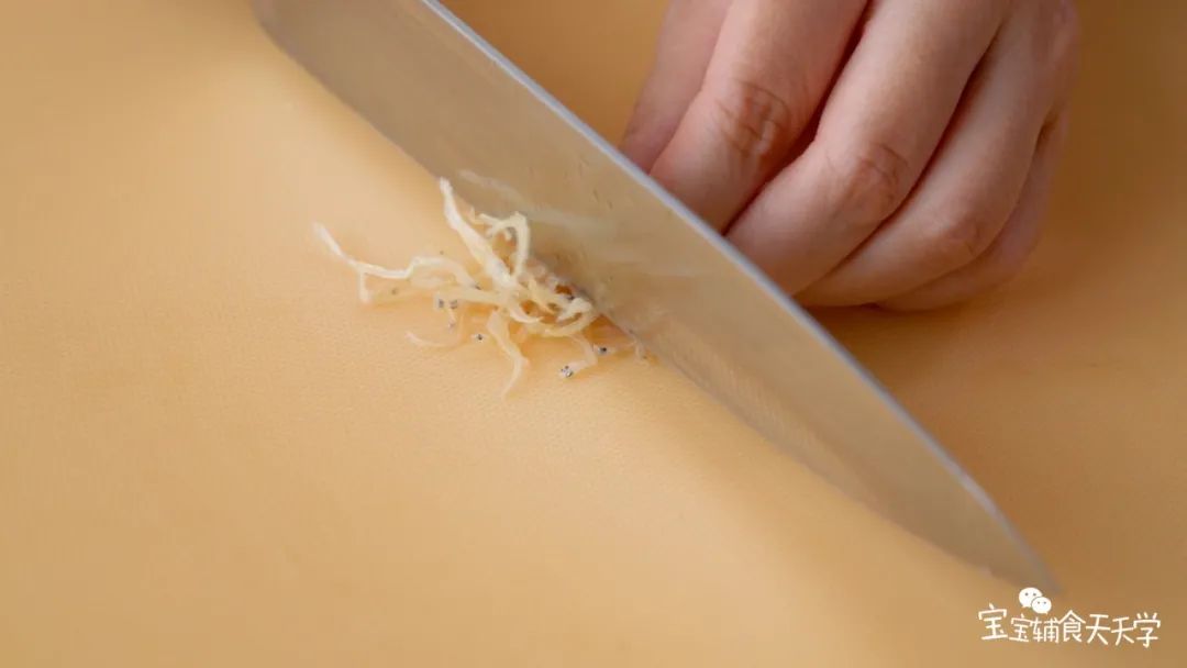 一半银鱼切成碎末备用，剩下一半做汤底