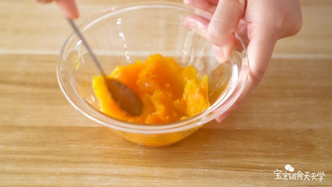 熟南瓜倒入碗中，捣成泥状