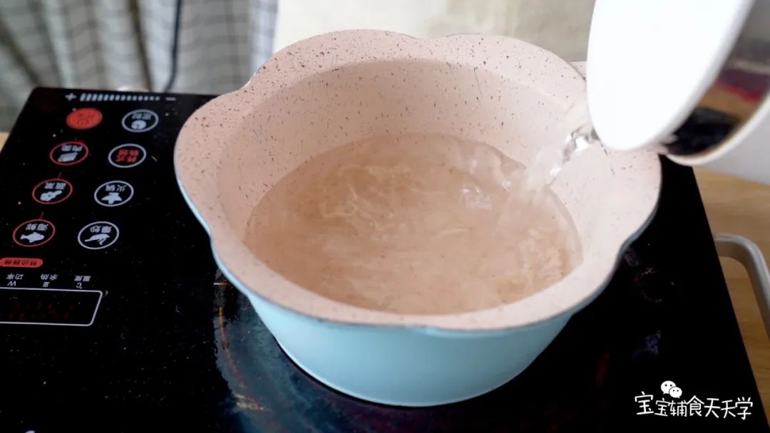 倒入清水煮开，调小火