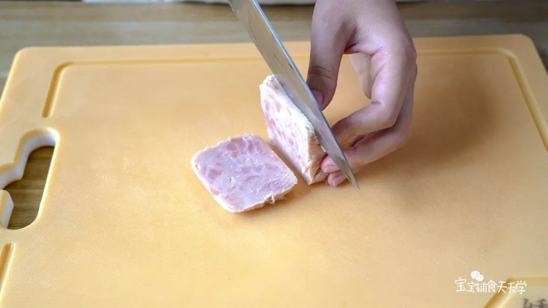 午餐肉和黄瓜切薄片