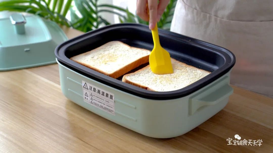 吐司稍微烘一下，让表面更香脆