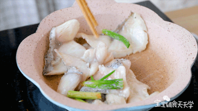 放入鱼片，煎至变色