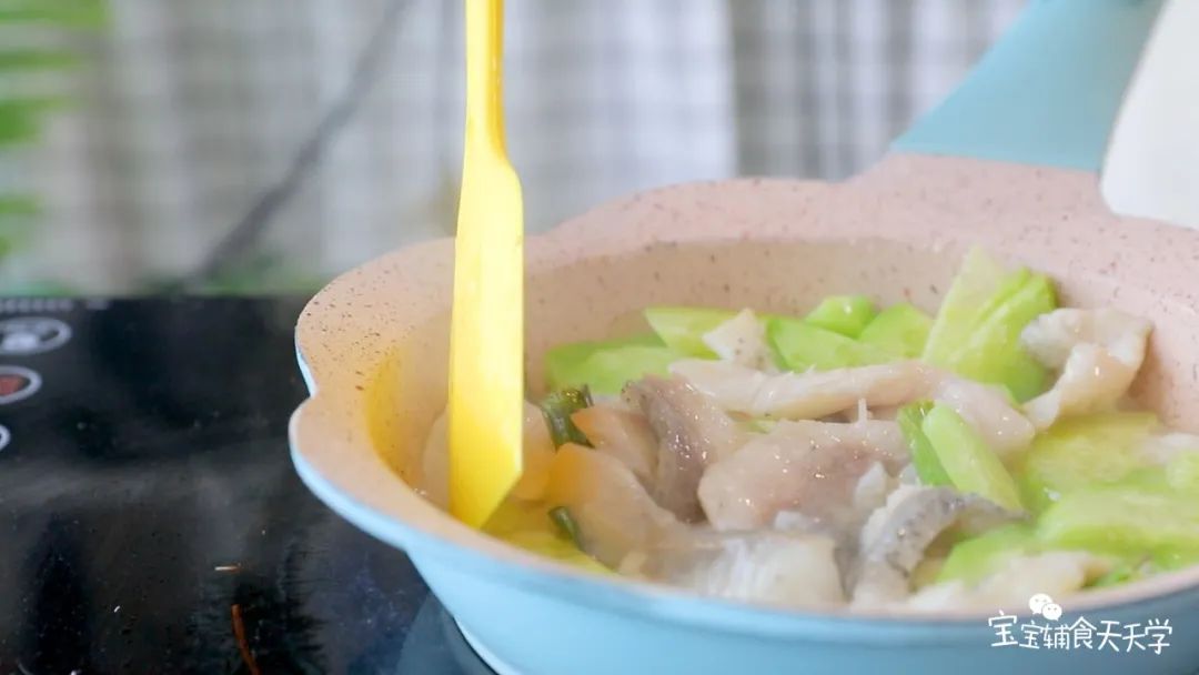 加入黄瓜，翻炒均匀