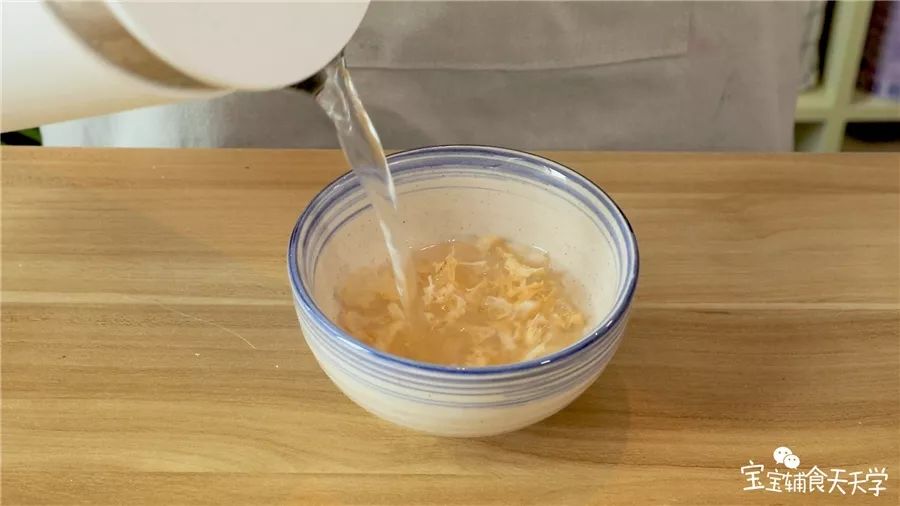 剪花银耳浸泡15分钟泡发开