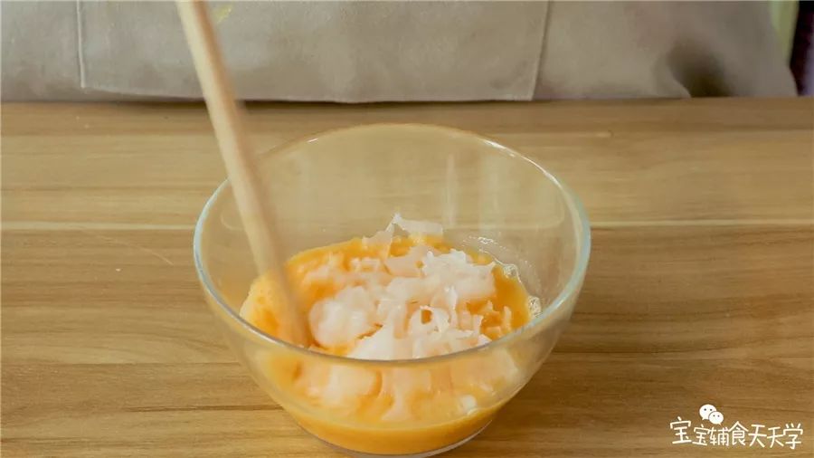 放入蛋液中拌匀