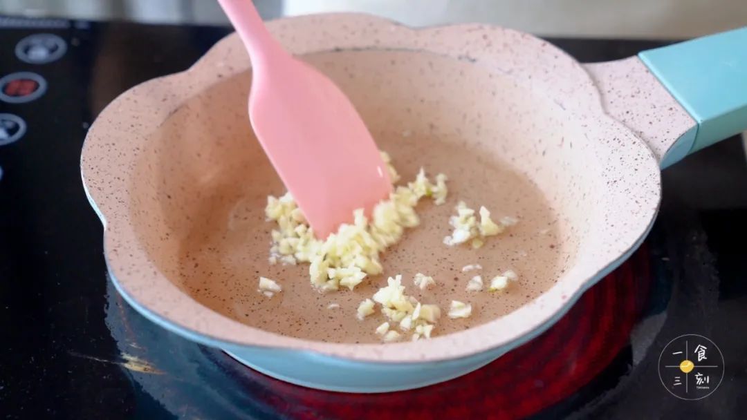 锅里放适量油，放入蒜末炒香
