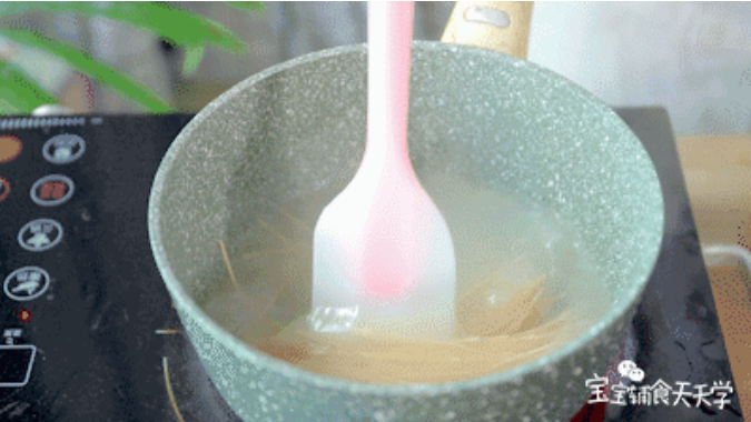 第7步：把汤加入回锅里，煮沸后加入辅食面，煮2分钟