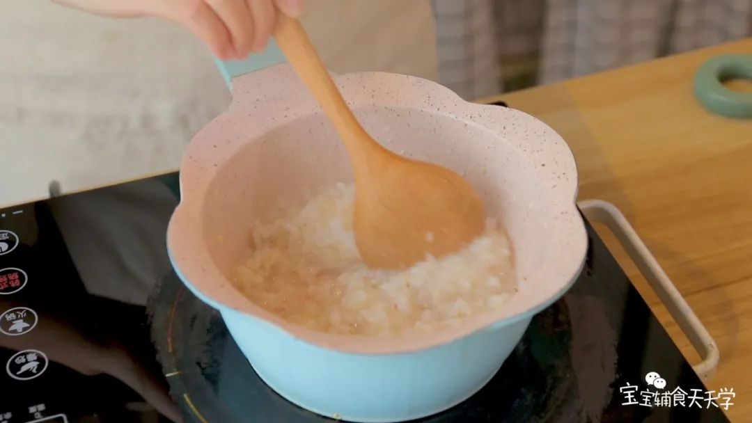 淘洗好的谷物粥米下锅煮熟