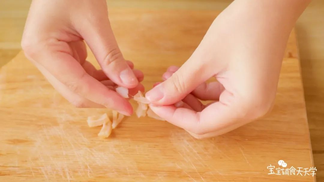 香菇切丁、木耳切丝，泡发好的干贝撕成丝，小葱剪成末