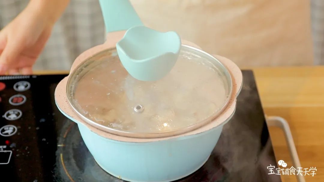 干贝丝、香菇丁、木耳丝加入到粥里，盖上盖子焖煮至食材熟透