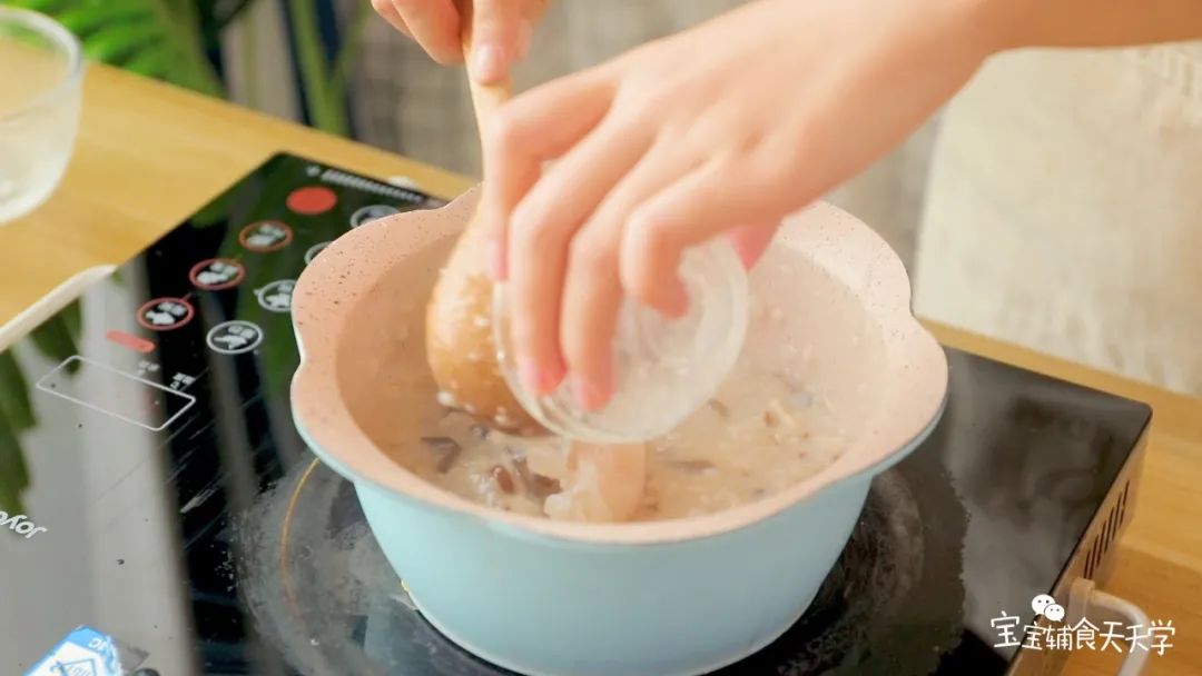 加入肉末、龙利鱼片烫熟