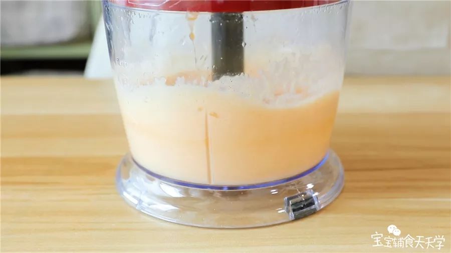 开动搅拌机打至体积变大，气泡丰盈