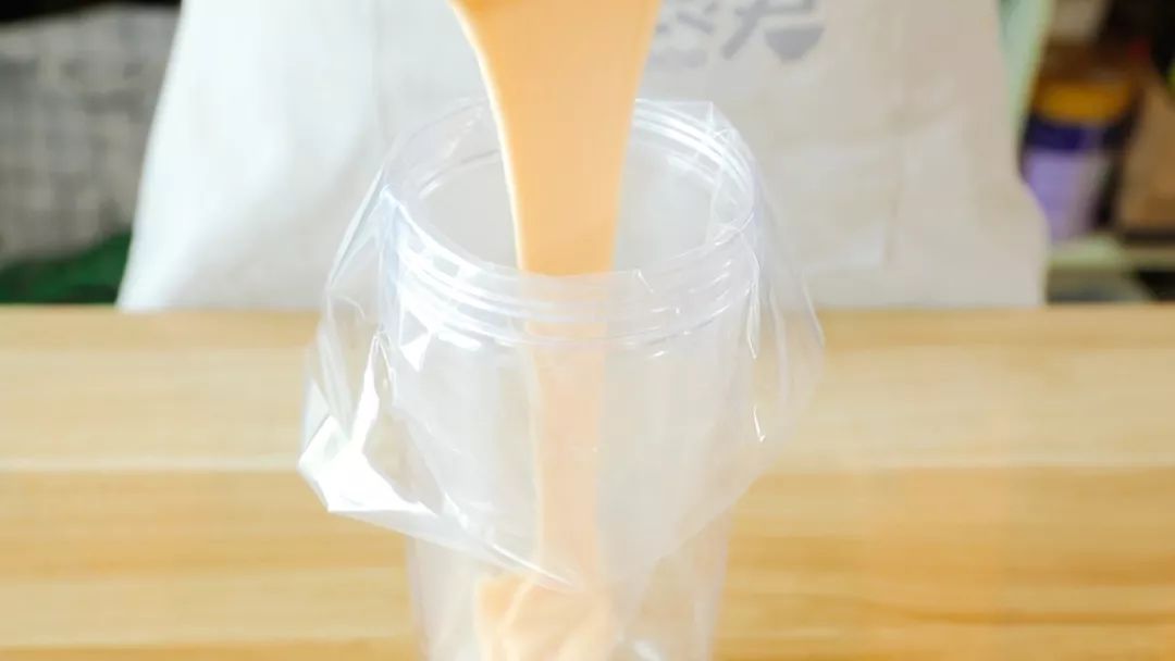 面糊倒入裱花袋中