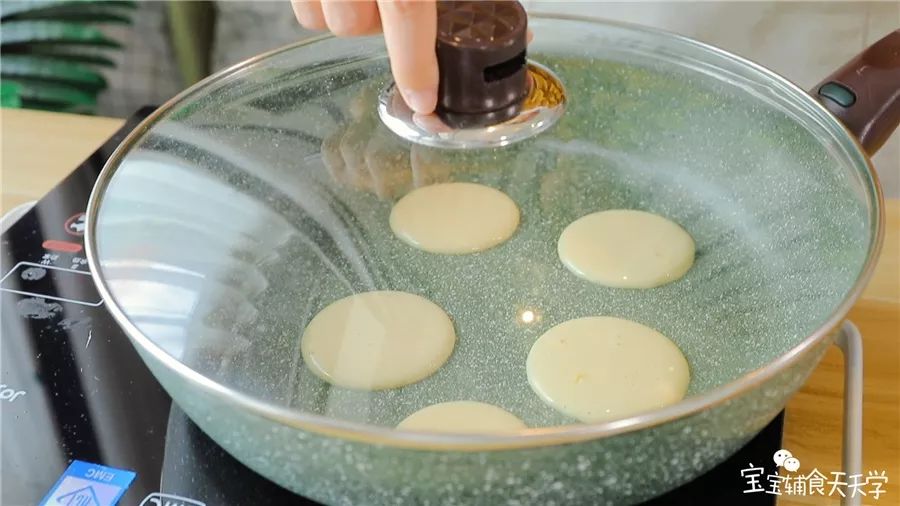 加盖焖至小饼表面干燥