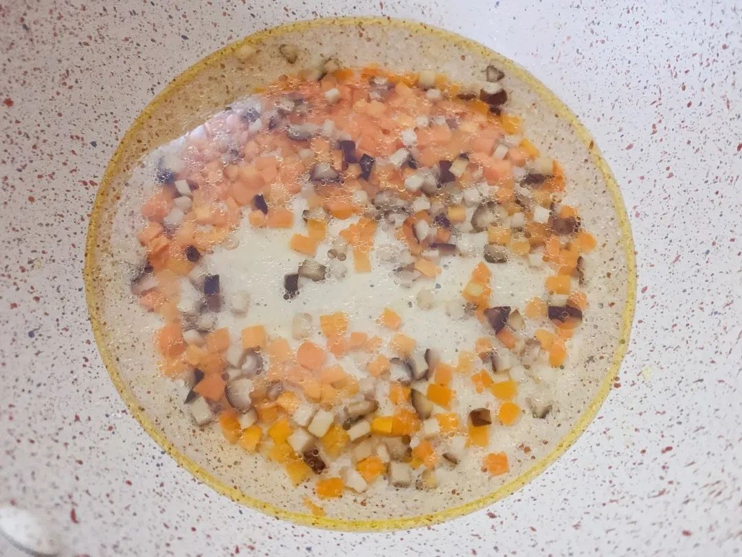 锅内倒入适量热水煮沸。