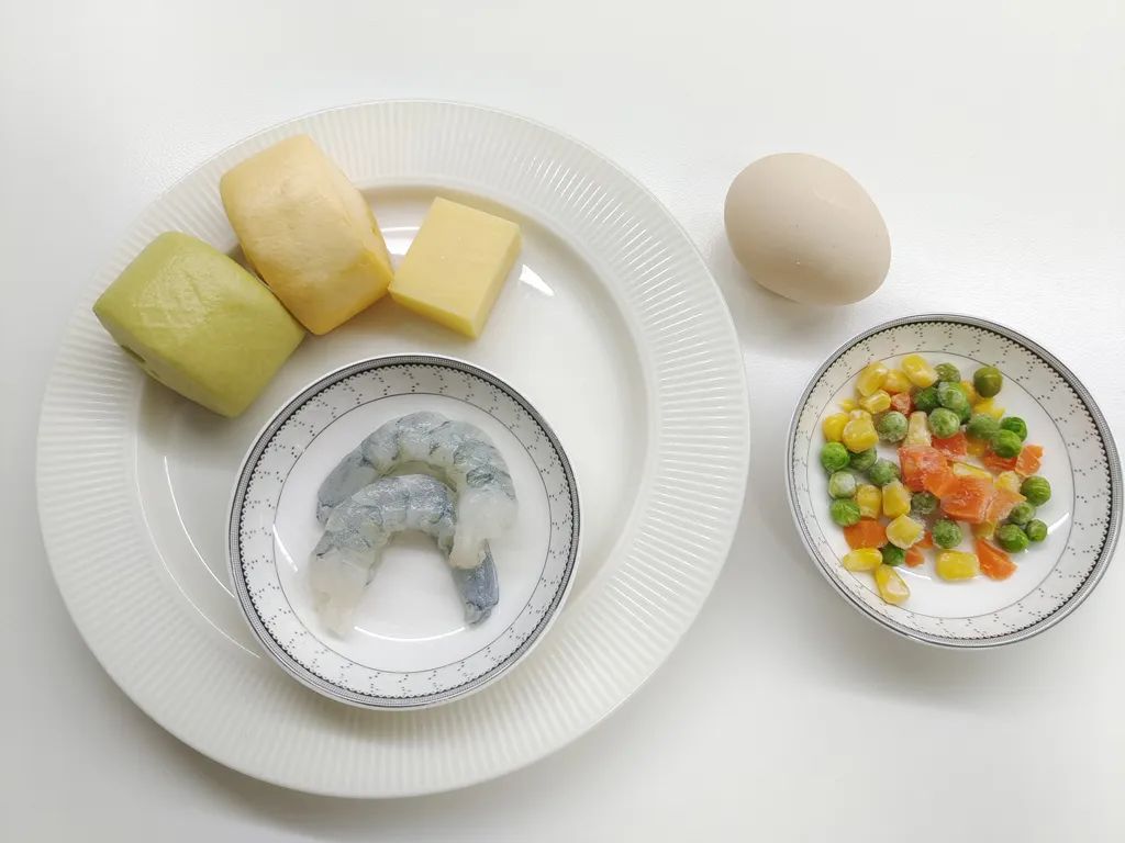 准备好所有食材，儿童馒头和杂菜提前取出解冻，虾仁去除虾线。