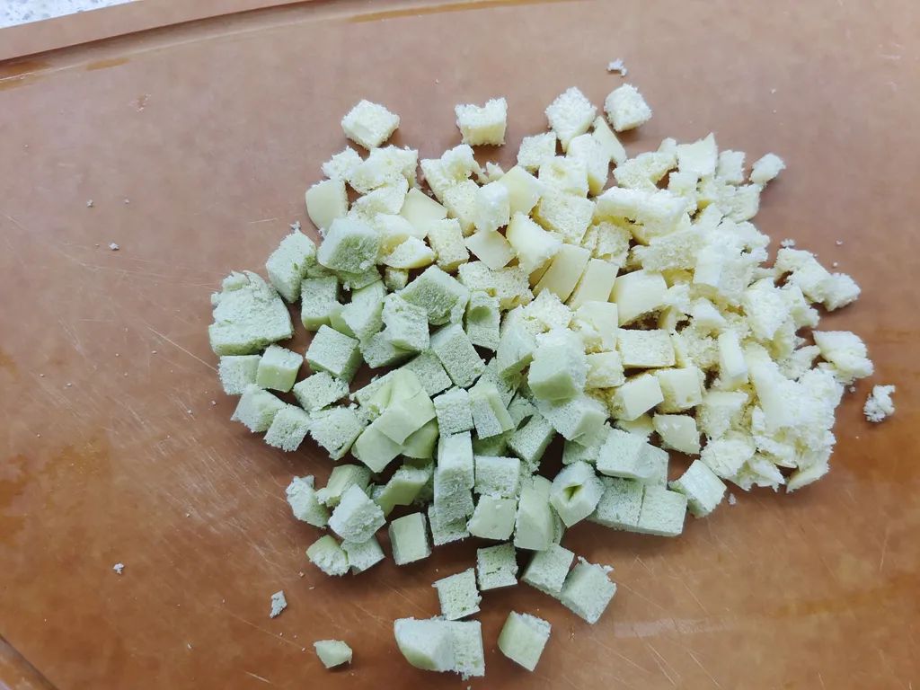 将馒头切成小丁。