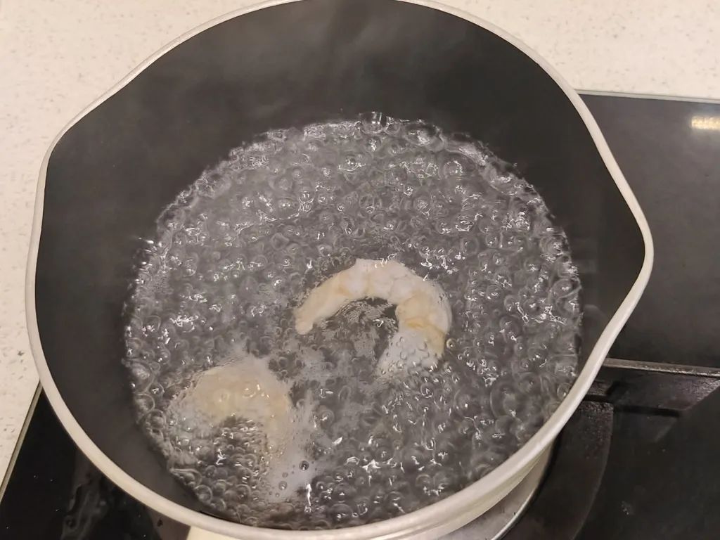 虾仁煮熟。