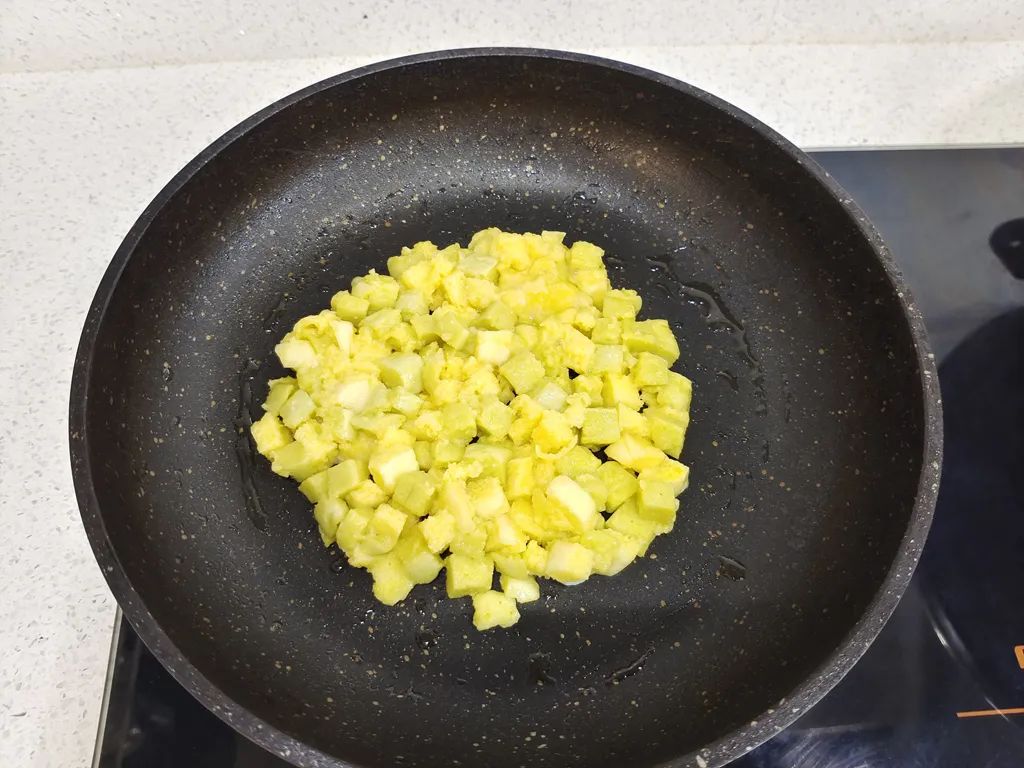 平底锅刷油，倒入蛋液馒头，整理成型。