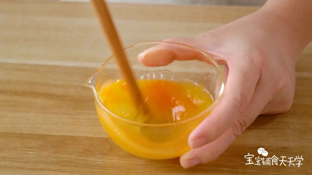 打散鸡蛋，加入少许清水