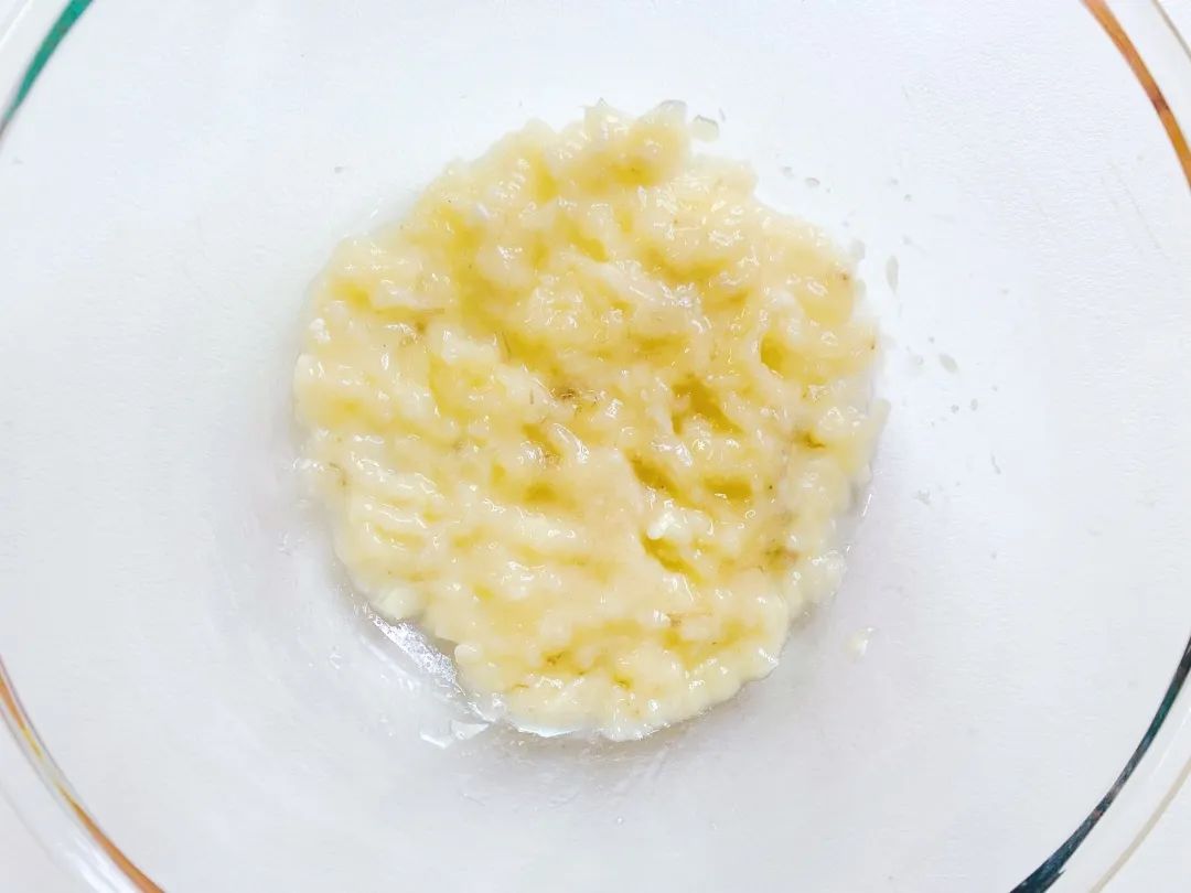 香蕉去皮压成泥。