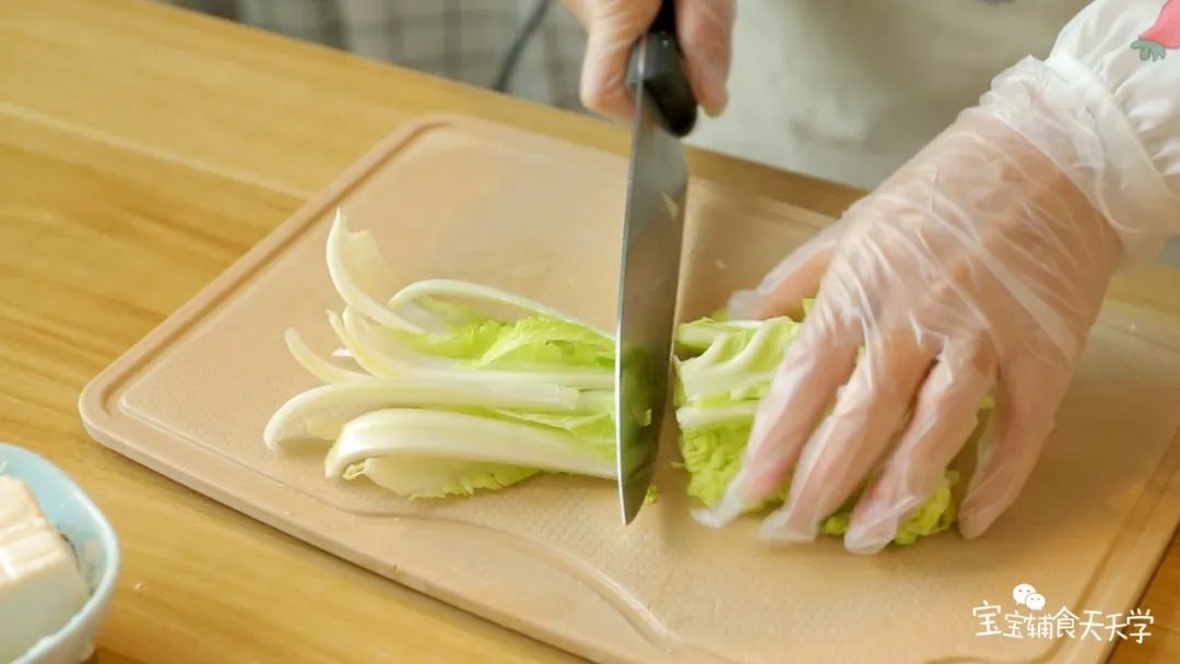 娃娃菜切小，香菇切块，豆腐切块