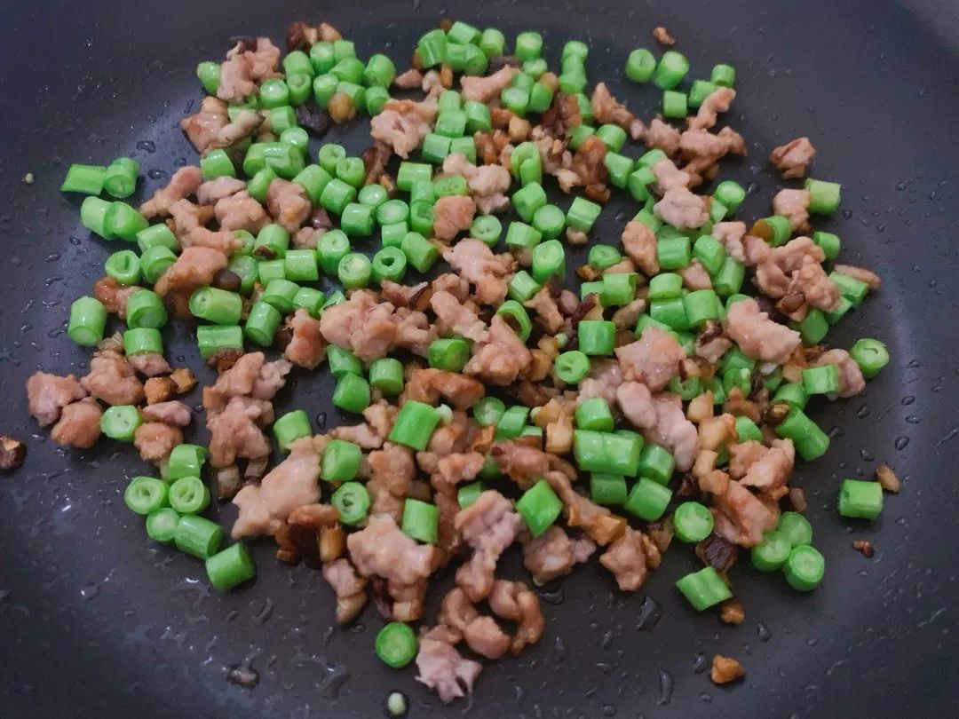 再放入豇豆翻炒一会儿。