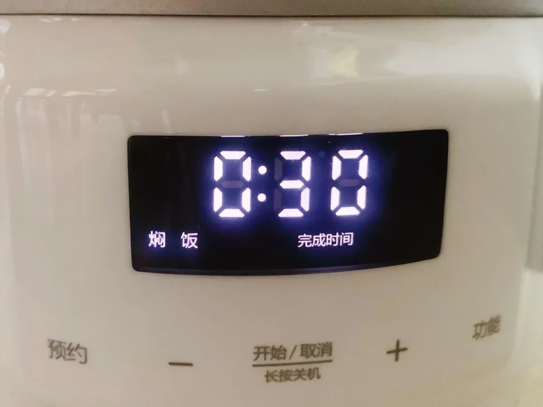 选择电饭锅”焖饭”功能，焖煮30分钟左右。