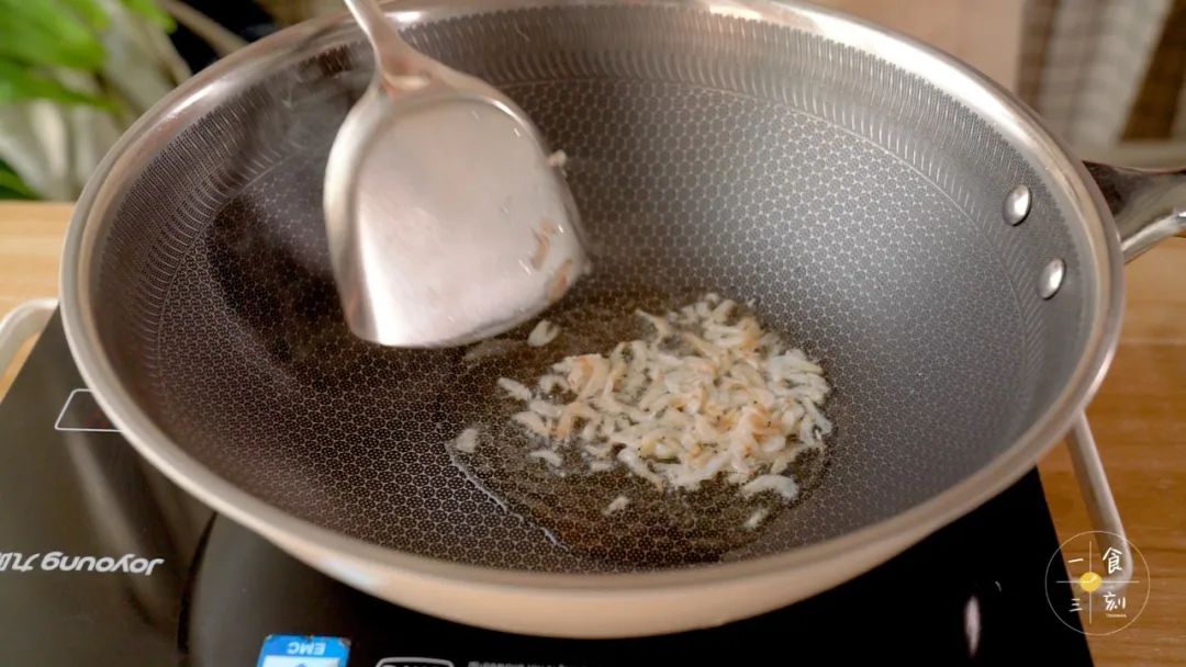 第5步：热锅倒油，倒入虾皮、干贝、香菇炒香