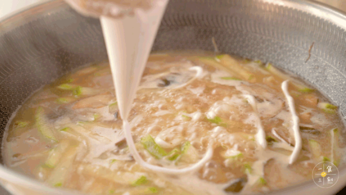 第8步：水沸后转中小火，挤入大米粉成条状