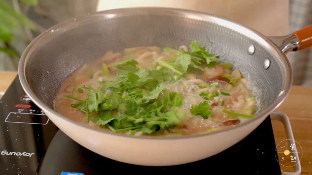 第10步：最后撒入葱花、香菜，搅拌均匀即可