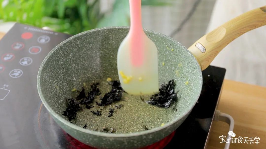 原锅加入紫菜炒香，盛出备用