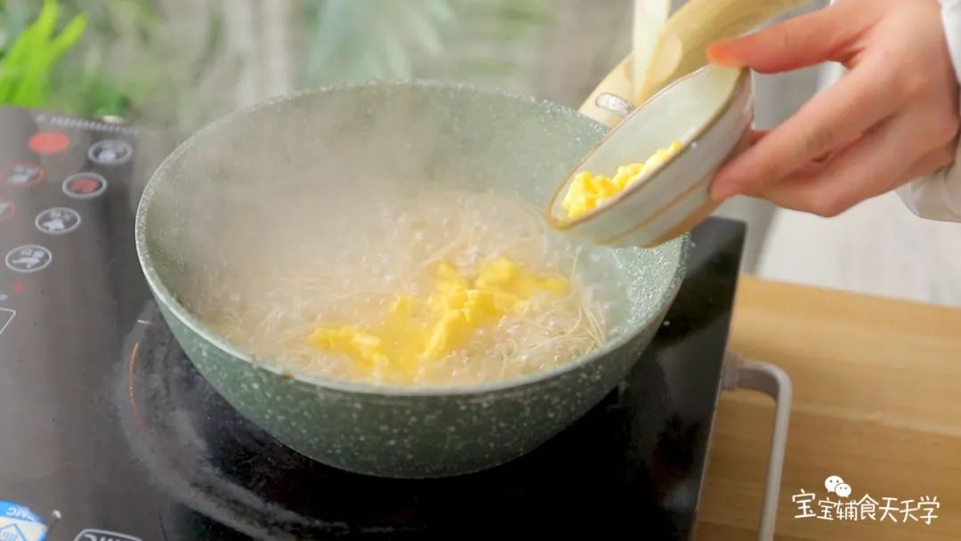 加入鸡蛋碎、葱花，煮入味