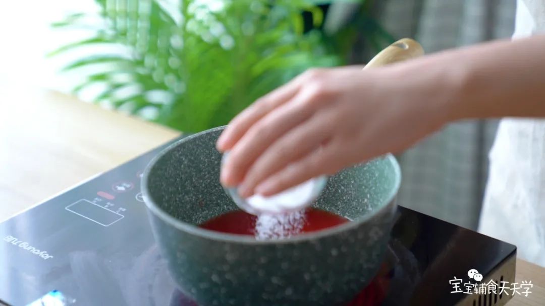 放入锅中，加入开凉粉，煮开1分钟