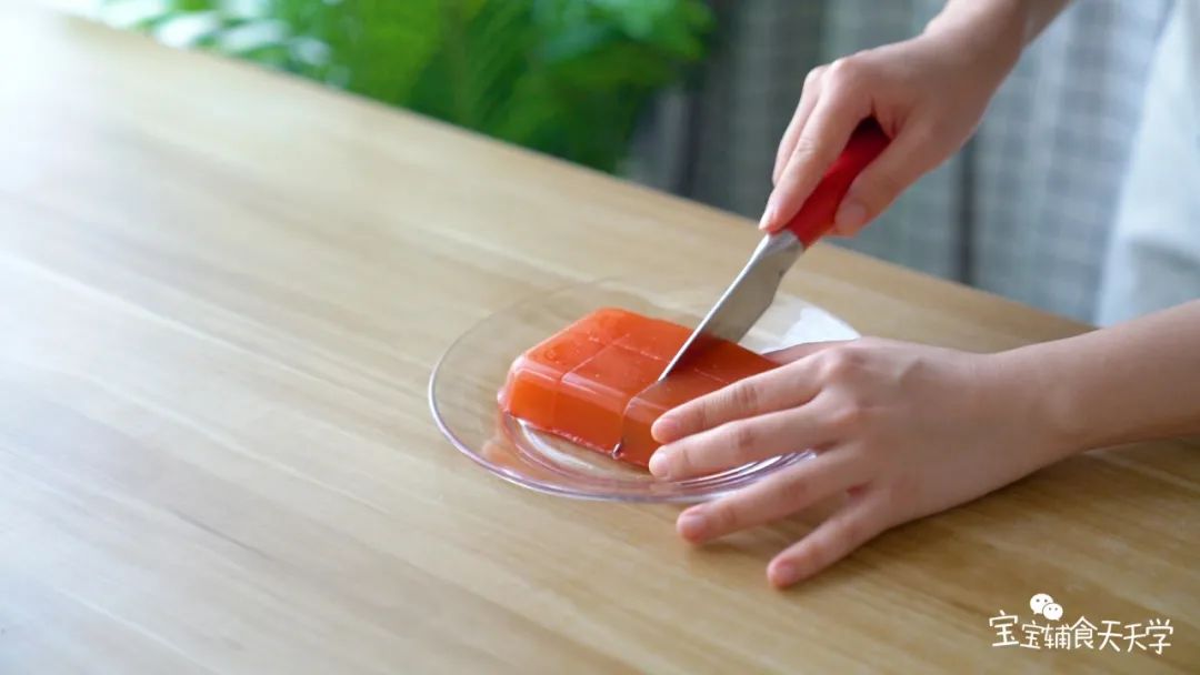 凝固后脱模，切成小块