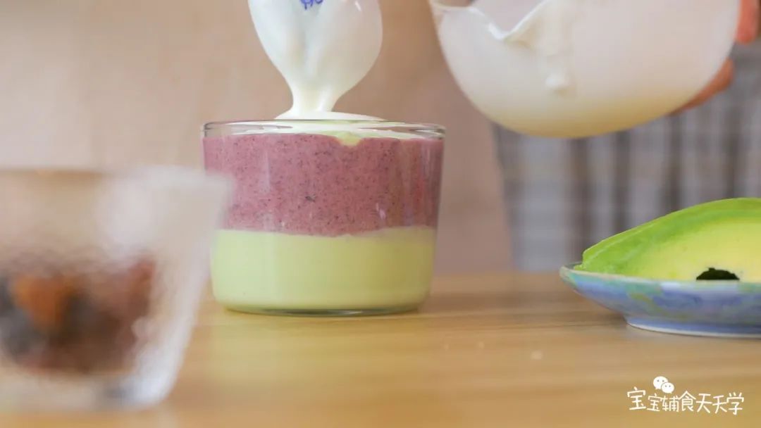 按照自己的摆盘喜好，把奶昔和酸奶倒进杯子里