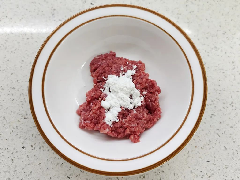 牛肉剁碎，加入淀粉搅拌均匀。