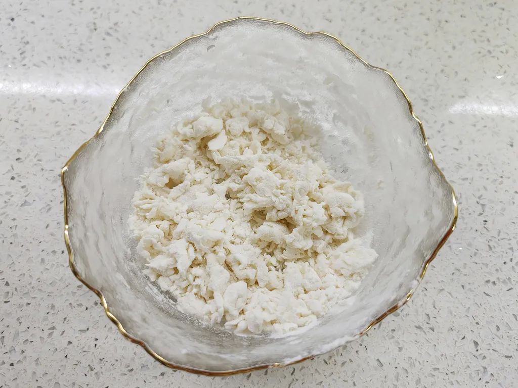 面粉中少量多次加入水，搅拌到出现大块絮状。