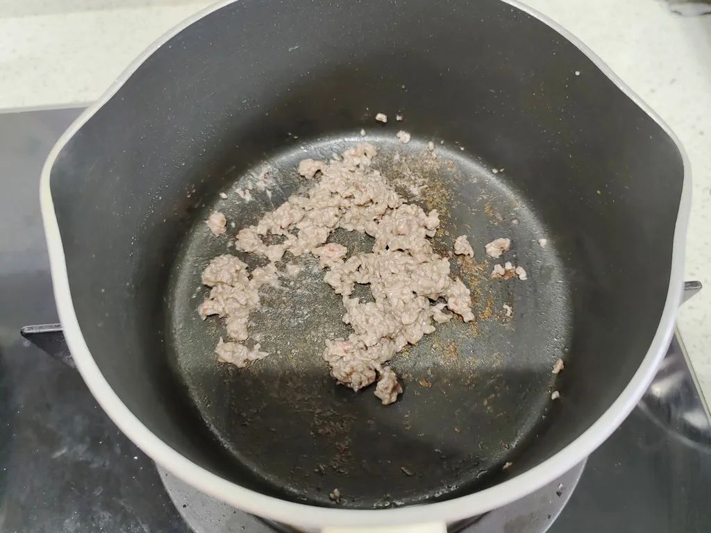 牛肉末入油锅翻炒变色，盛出备用。