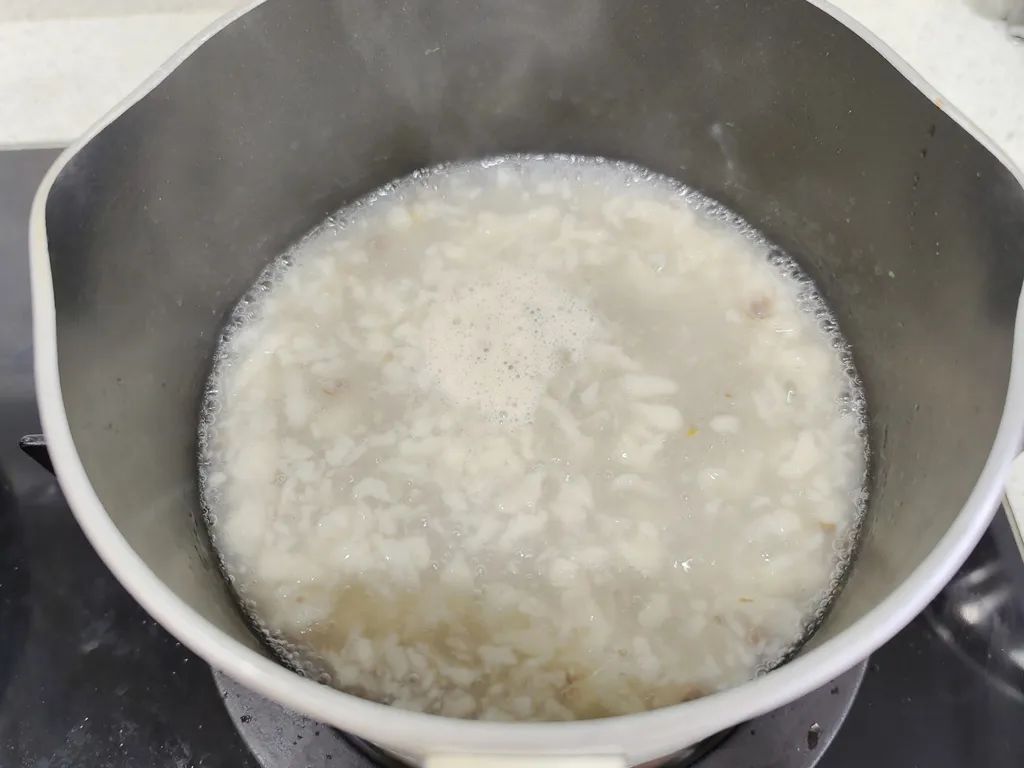 锅中加水煮开，边搅拌边倒入面疙瘩，煮开转小火。