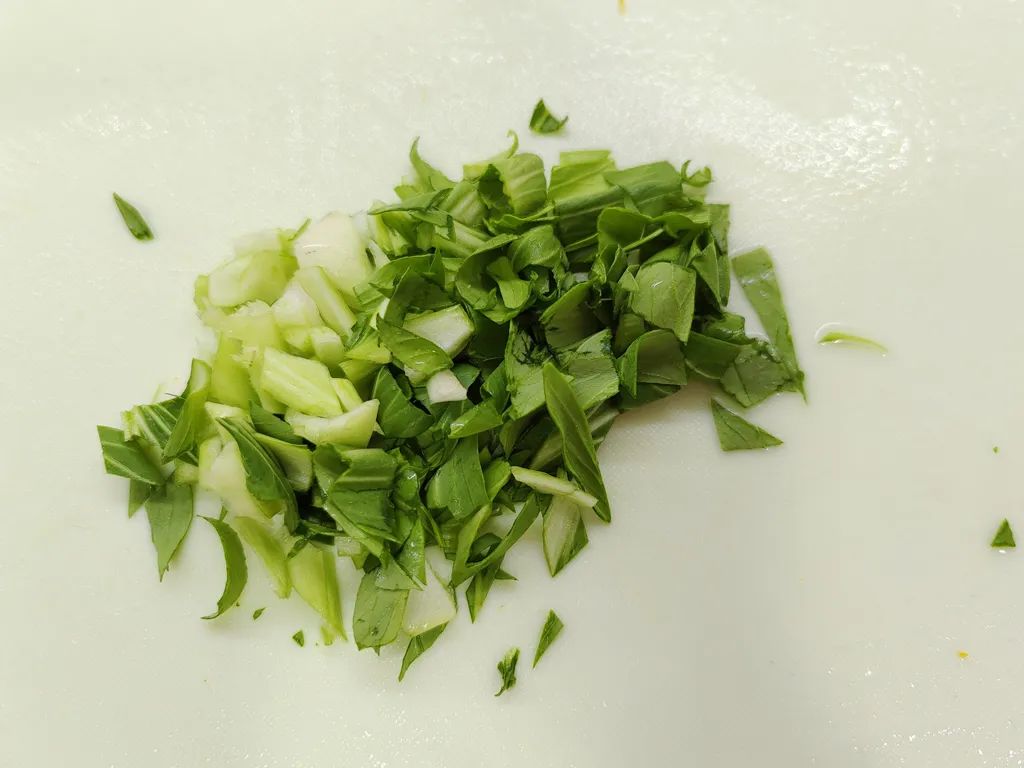 上海青切小块。