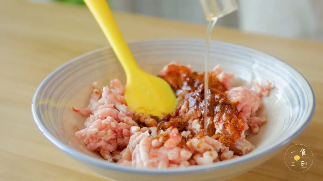 肉沫中豆瓣酱、生抽、糖、辣椒粉，混合腌制20分钟以上