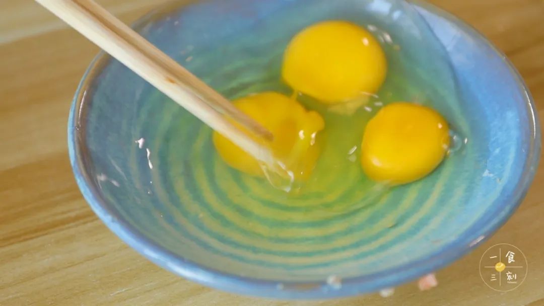 鸡蛋倒入水淀粉，搅拌均匀