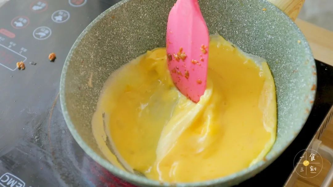不粘锅里倒少许的油，倒入蛋液