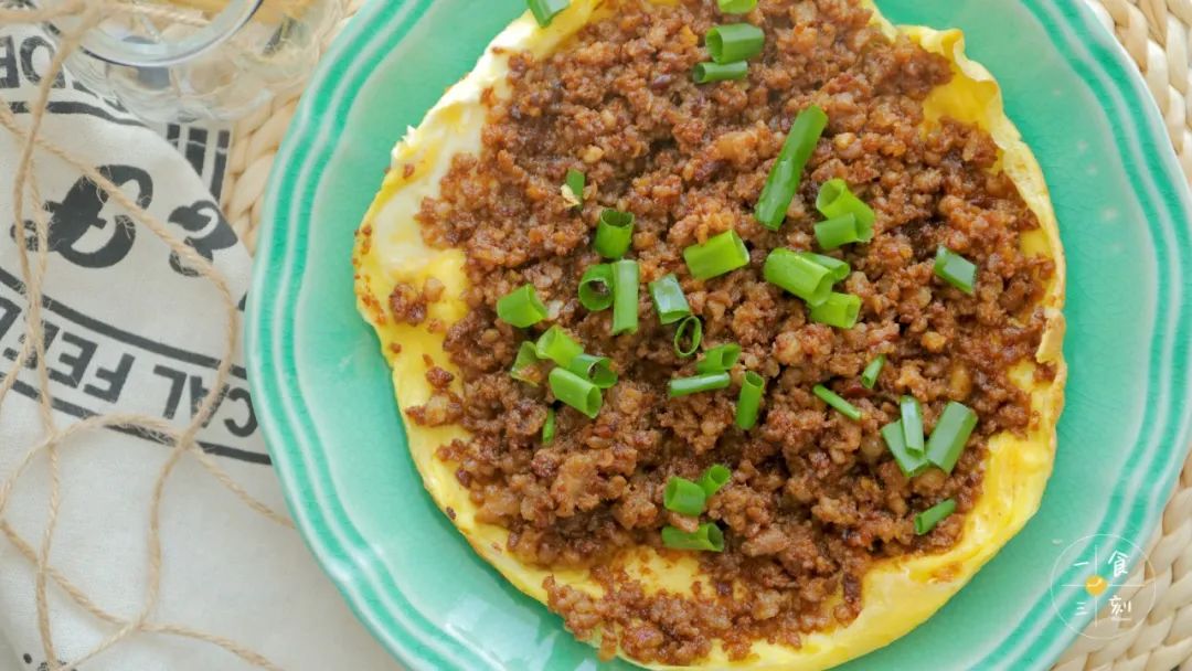 鸡蛋吸收了肉沫的酱汁，嫩滑又够味，普通鸡蛋怎么比得上！把肉沫加入米饭中，拌一拌，大口大口吃起来，相信我，你的干饭魂必定会燃起！