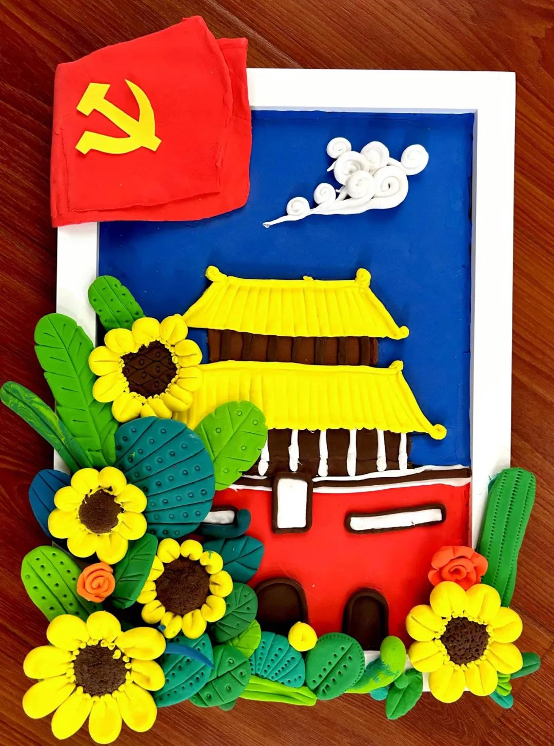 “童心绘画迎国庆 携手喜迎二十大”彩泥手工作品-图1