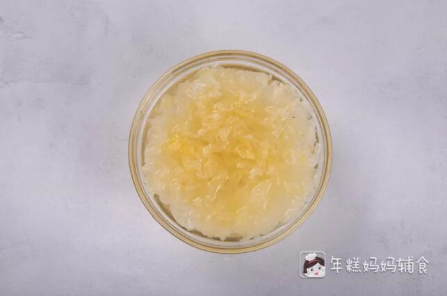 银耳撕碎，泡发；