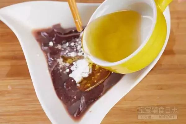 倒入适量油，放置一会儿；