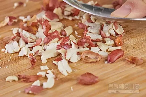 将花生洗净，用勺子后背压成碎末状；